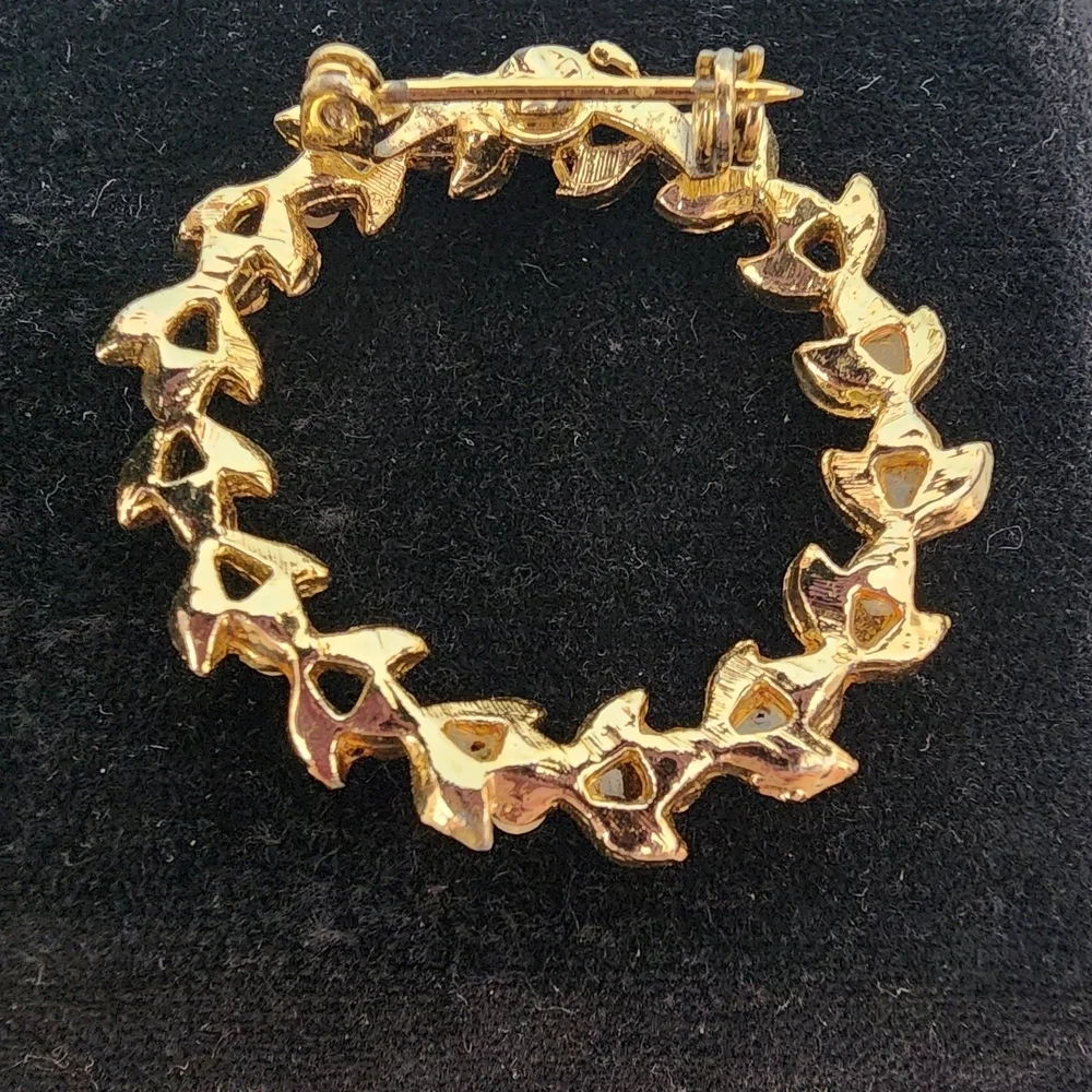 Elegant Gold Leaf Brooch with Pearls